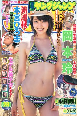 女生和男生一起打扑克牌第一视角